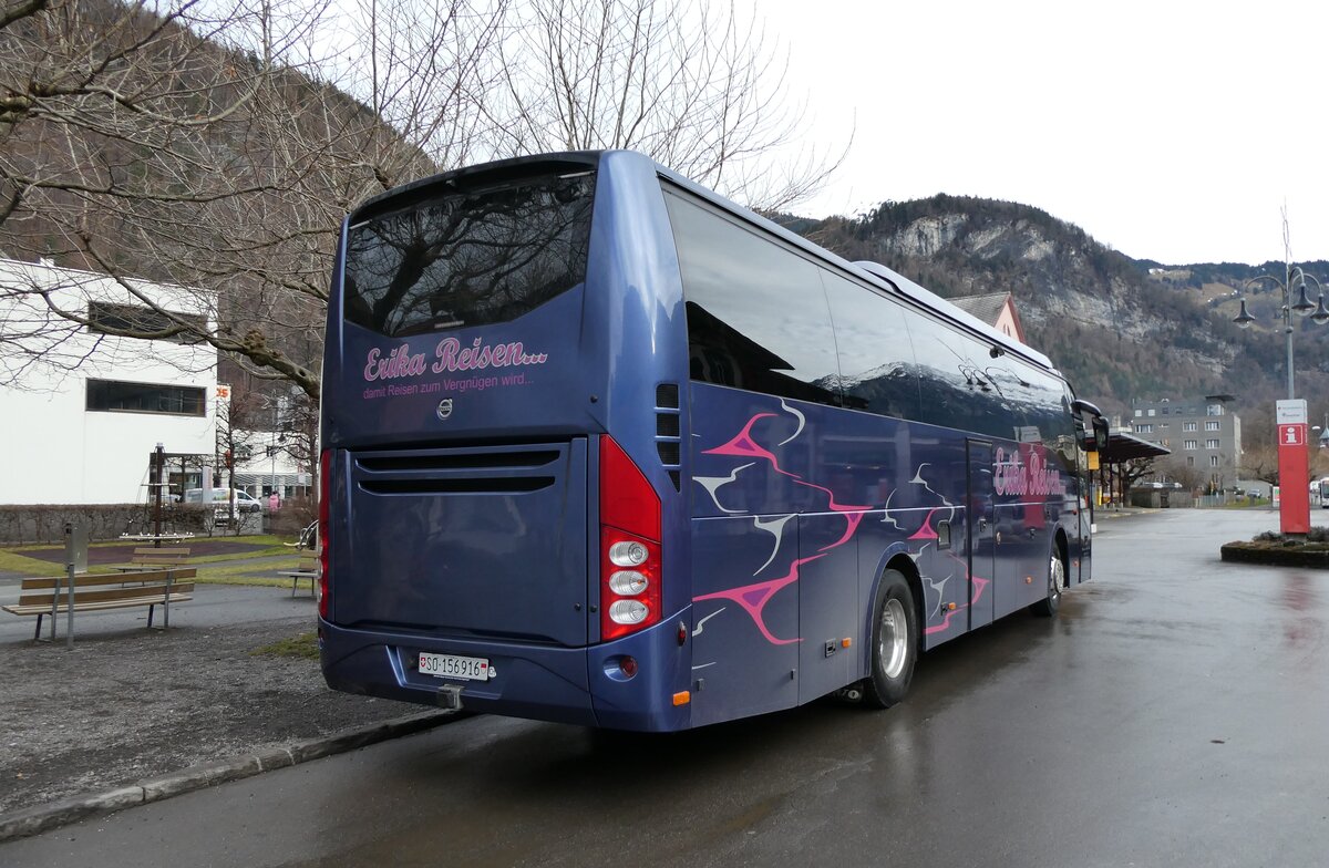 (283'283) - Erika-Reisen, Meltingen - SO 156'916 - Volvo am 19. Dezember 2025 beim Bahnhof Meiringen