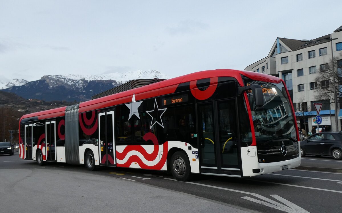 (283'452) - PostAuto Wallis - Nr. 139/VS 574'971/PID 12'139 - eMercedes am 23. Dezember 2025 beim Bahnhof Sion
