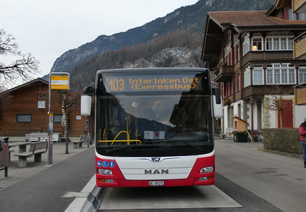 (283'677) - PostAuto Bern - BE 90'275/PID 12'337 - MAN (ex Dr. Richard, A-Wien Nr. 1413) am 2. Janauar 2026 in Iseltwald, Dorfplatz
