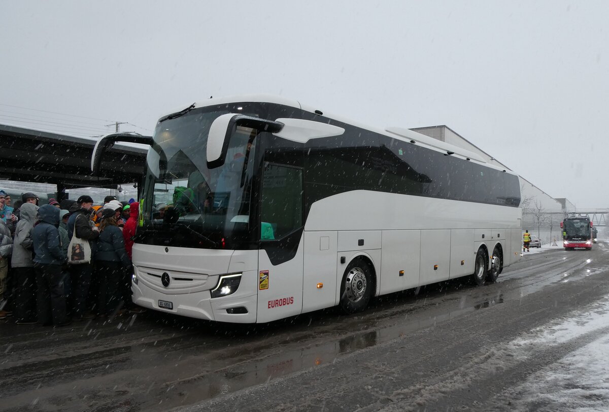 (283'843) - Knecht, Windisch - AG 6806 - Mercedes am 10. Januar 2026 beim Bahnhof Frutigen