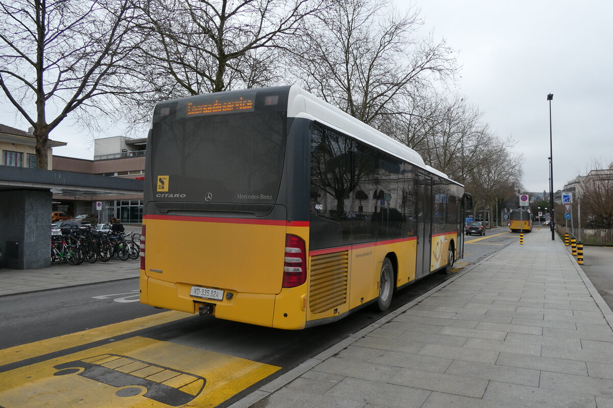 (284'514) - CarPostal Ouest - VD 335'324/PID 4642 - Mercedes am 31. Januar 2026 beim Bahnhof Yverdon