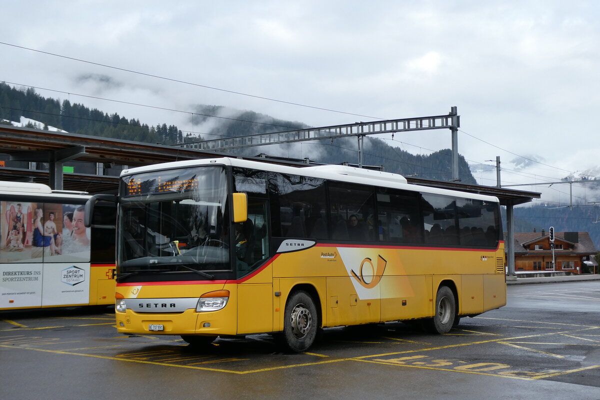 (285'151) - PostAuto Bern - BE 707'891/PID 4535 - Setra (ex Nr. 3; ex K�bli, Gstaadt Nr. 3) am 1. M�rz 2026 beim Bahnhof Gstaad