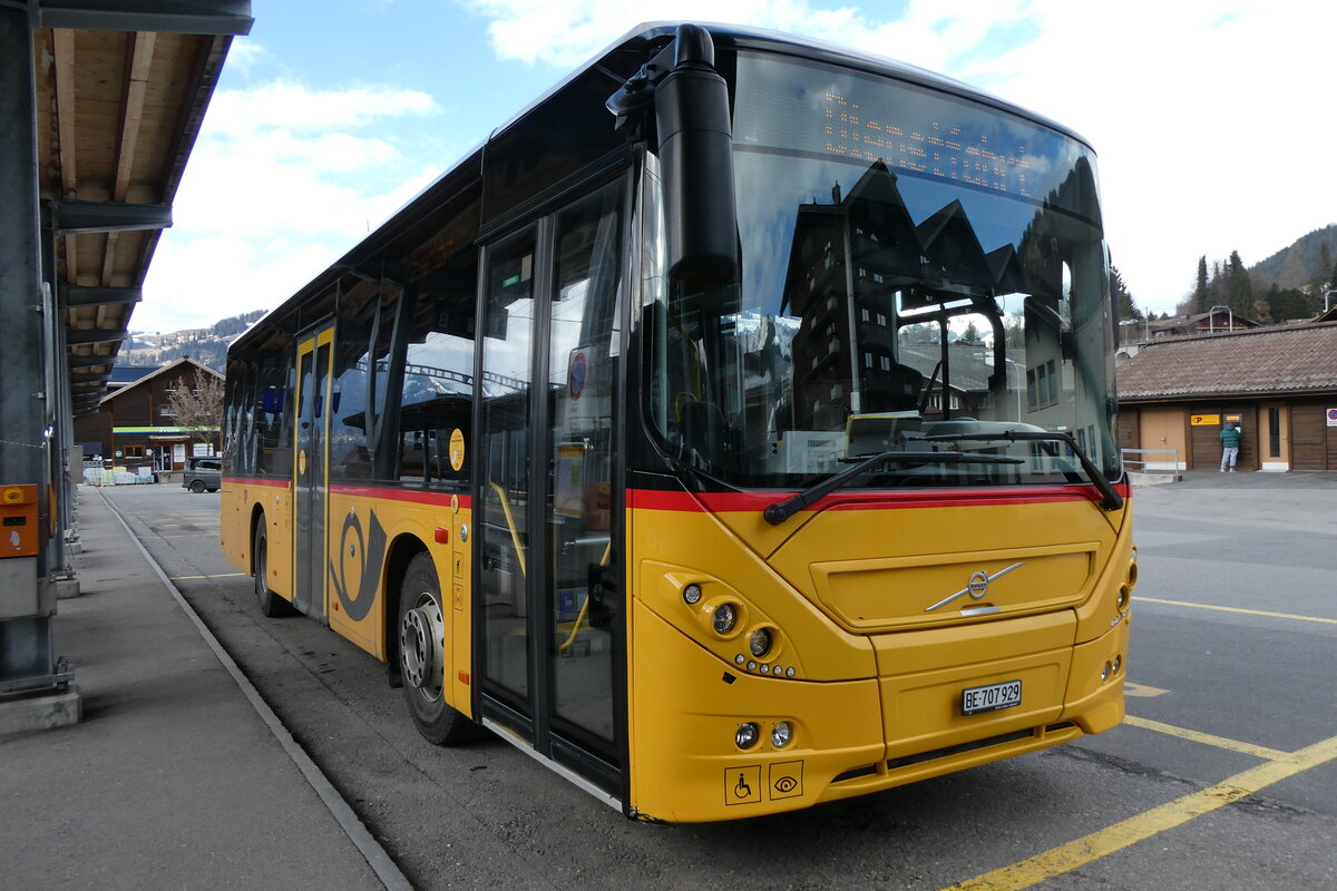 (285'172) - PostAuto Bern - BE 707'929/PID 10'535 - Volvo (ex K�bli, Gstaad) am 1. M�rz 2026 beim Bahnhof Gstaad