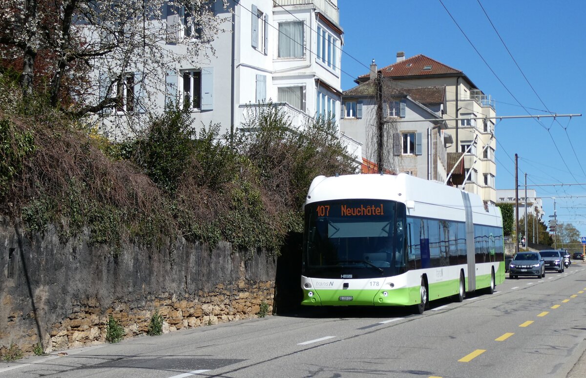 (285'946)  transN, La Chaux-de-Fonds - Nr. 172/NE 209'172 - Hess/Hess Gelenktrolleybus am 4. April 2026 beim Bahnhof Neuch�tel