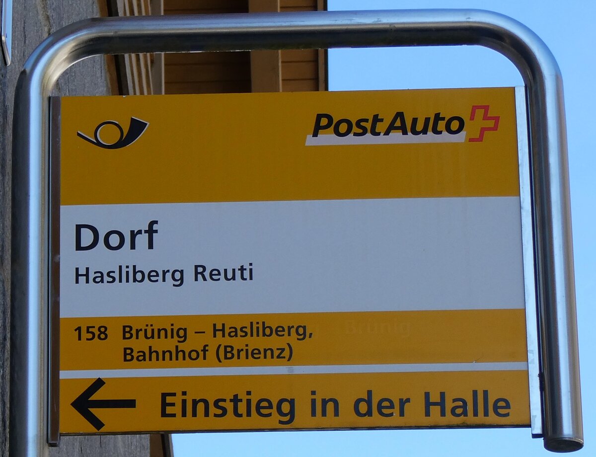 (286'012) - PostAuto-Haltestellenschild - Hasliberg Reuti, Dorf - am 7. April 2026
