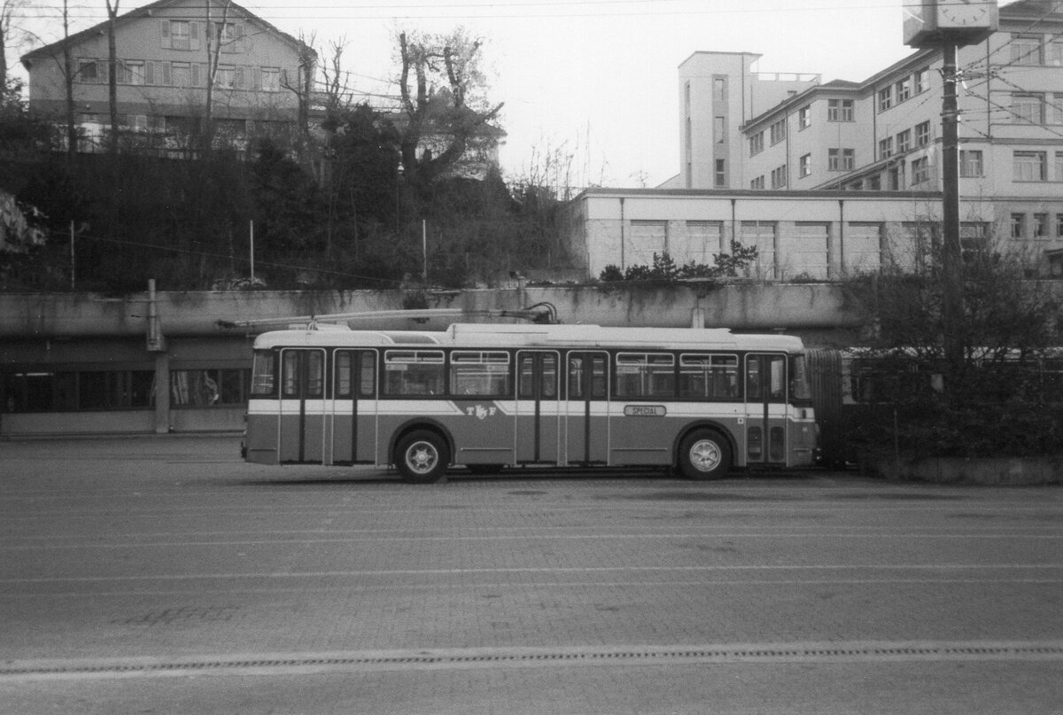 (AG 21) - Aus dem Archiv: TF Fribourg (R�trobus) - Nr. 40 - Saurer/Hess Trolleybus am 18. Dezember 2005 in Lausanne, D�p�t Borde