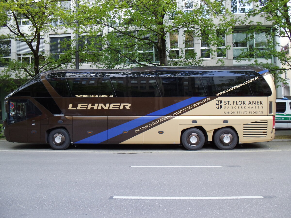 Aus Oesterreich: Lehner, Niederwaldkirchen - Neoplan Starliner am 9. April 2014 in M�nchen (Aufnahme: Martin Beyer)