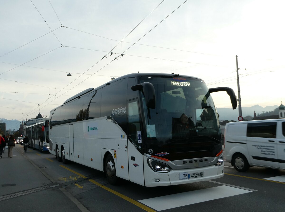Aus Portugal: Ovnitur, Viana do Castelo - Nr. 95/42ZV89 - Setra am 11. November 2022 in Luzern, Bahnhofbr�cke