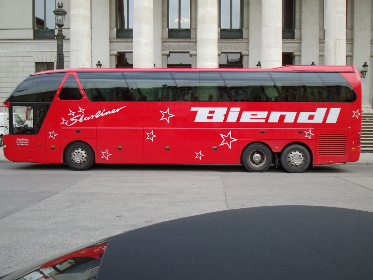 Biendl, Straubing - Neoplan Starliner am 18. Februar 2014 in M�nchen (Aufnahme: Martin Beyer)