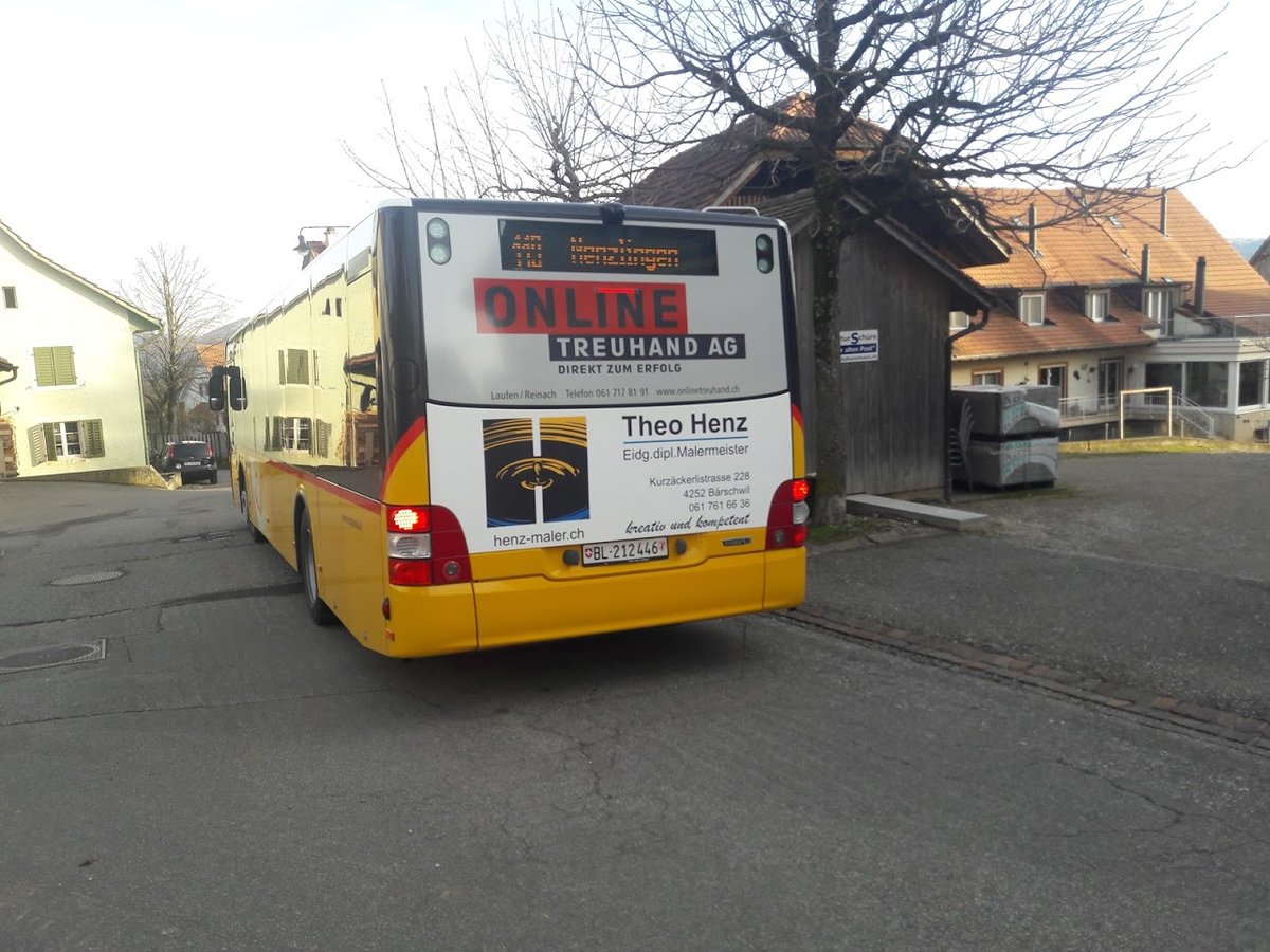 Dieser MAN A21 stand am 24. Januar 2018 an der Haltestelle Blauen Dorfplatz. Dieser MAN ist mitlerweile nicht mehr bei der Regie Laufen, da er mit Bussen aus Balsthal ausgetauscht wurde. Er f�hrt aber auch heute noch ab und zu auf Zwingen auf der Linie 115. Das letzte mal habe ich diesen Bus vor zwei Wochen in Zwingen am Bahnhof gesichtet, er hat neue Werbungen bekommen. Aber sonst sieht er wie auf dem Bild aus.