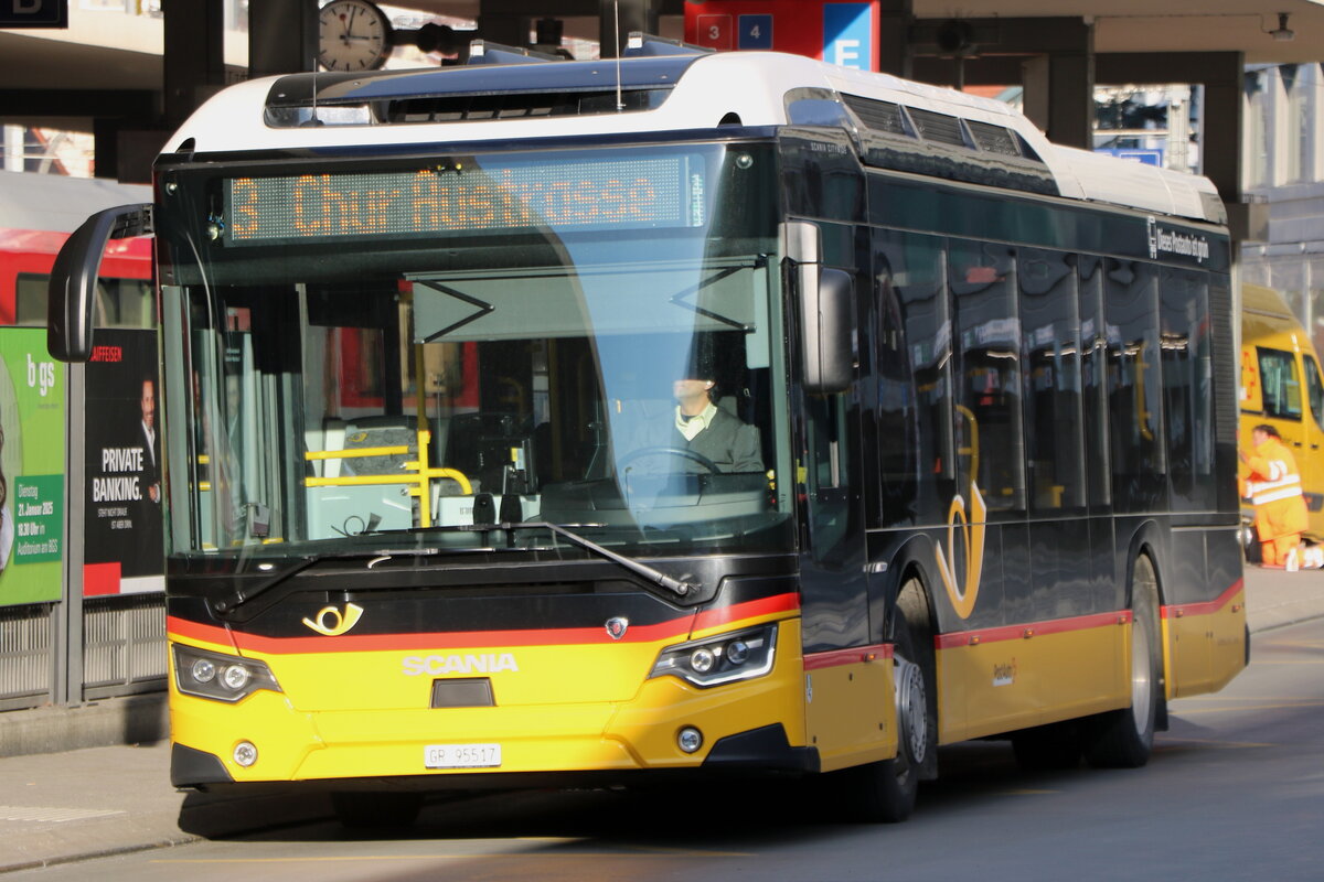 D�nser, Trimmis - GR 95'517/PID 11'896 - eScania (ex GR 184'921) am 15. Januar 2025 beim Bahnhof Chur (Aufnahme: Martin Beyer)