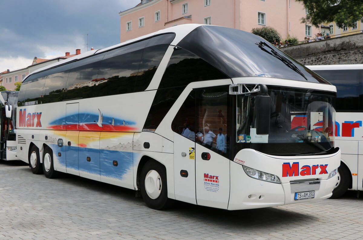 Marx, Fridolfing - TS-AM 350 - Neoplan am 30. Juli 2025 in Passau, Schiffl�nde (Aufnahme: Martin Beyer)