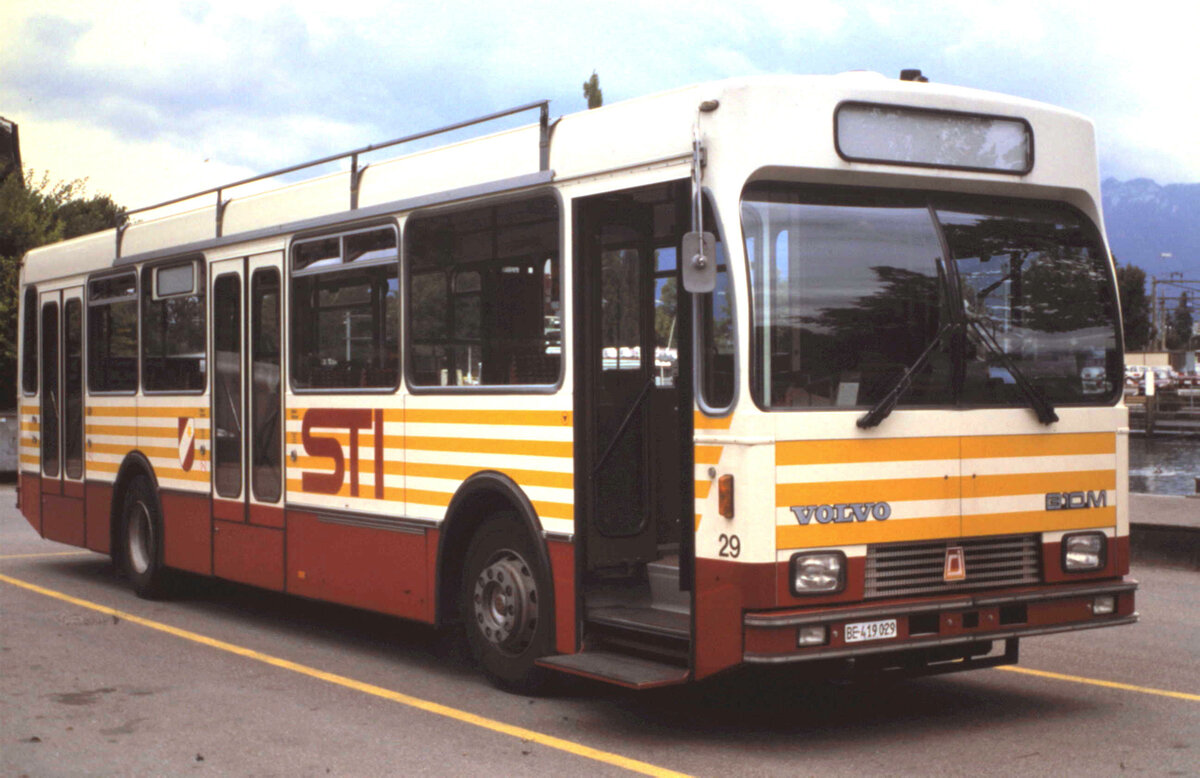 (MB-023) - Aus dem Archiv: STI Thun - Nr. 29/BE 419'029 - Volvo/R&J (ex SAT Thun Nr. 29) um 1998 bei der Schiffl�ndte Thun