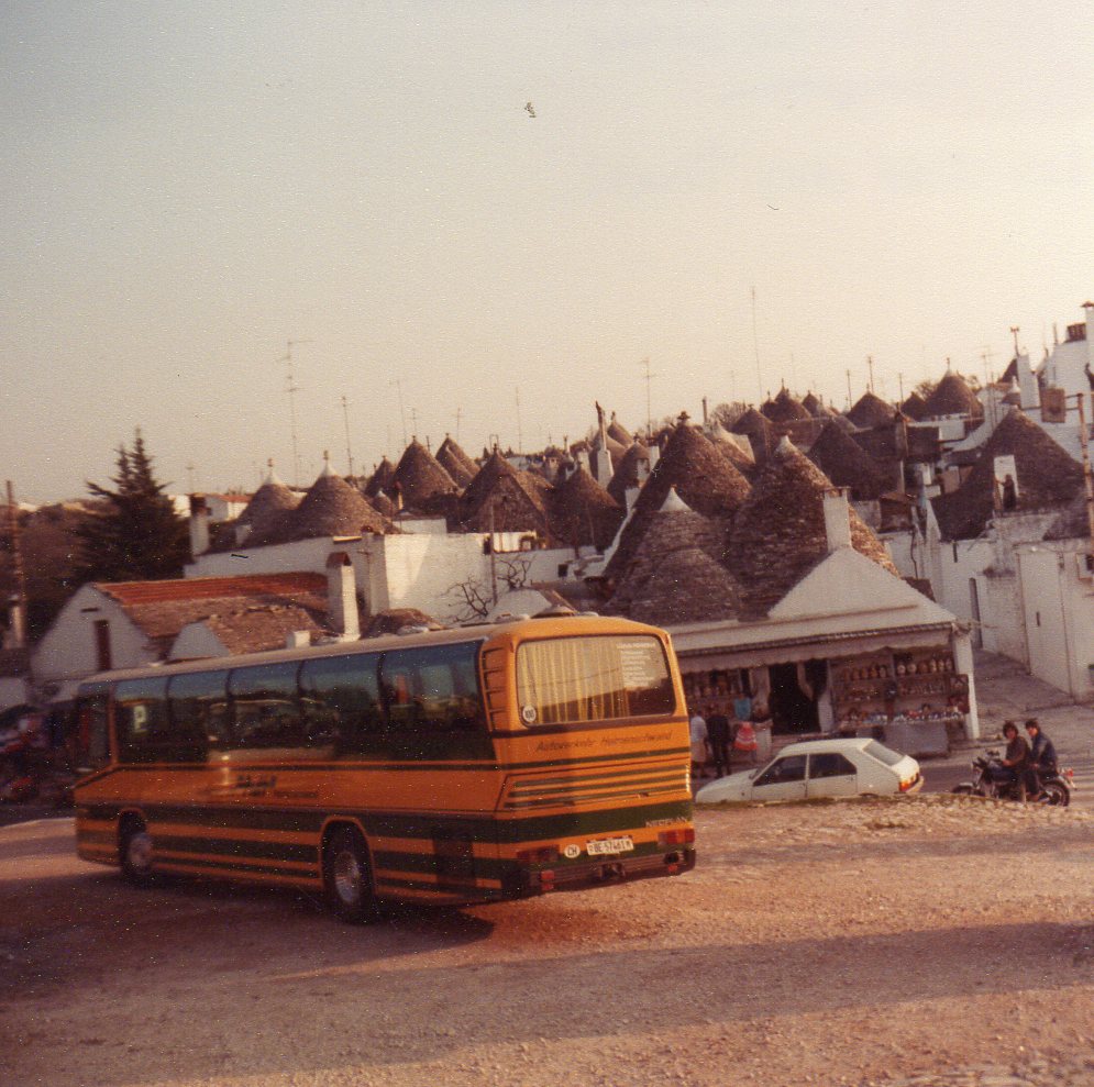 (MD006) - Aus dem Archiv: aus der Schweiz: AvH Heimenschwand - Nr. 10/BE 57'461 - Neoplan im M�rz 1983 in Alberobello