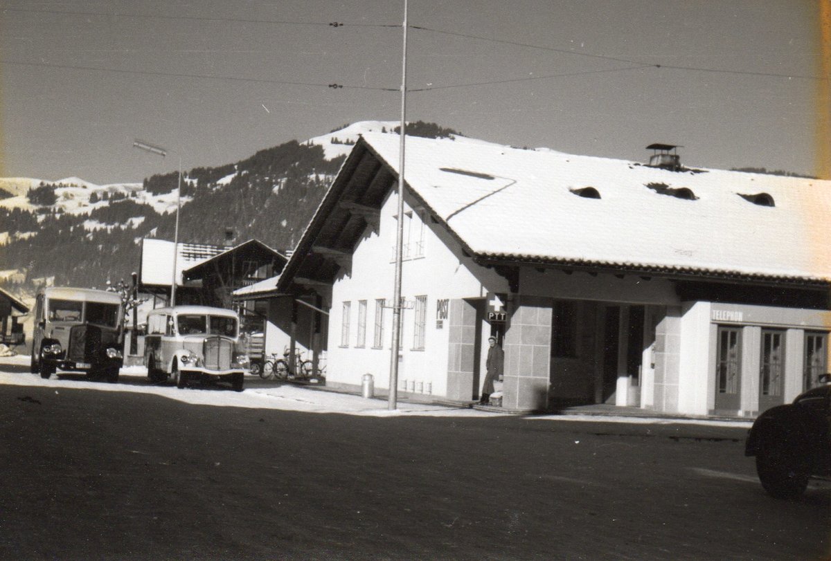 (MD128) - Aus dem Archiv: K�bli, Gstaad - BE 26'793 - Saurer/Saurer + Perreten, Lauenen - BE 26'632 - Saurer um 1960 in Gstaad, Post