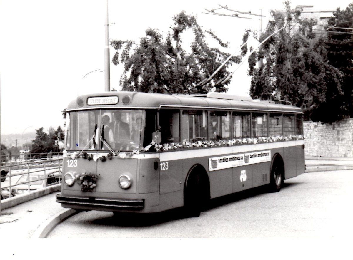 (MD338) - Aus dem Archiv: TN Neuch�tel - Nr. 123 - Saurer/Haag (ex Nr. 23) Trolleybus am 2. Mai 1989 in Neuch�tel