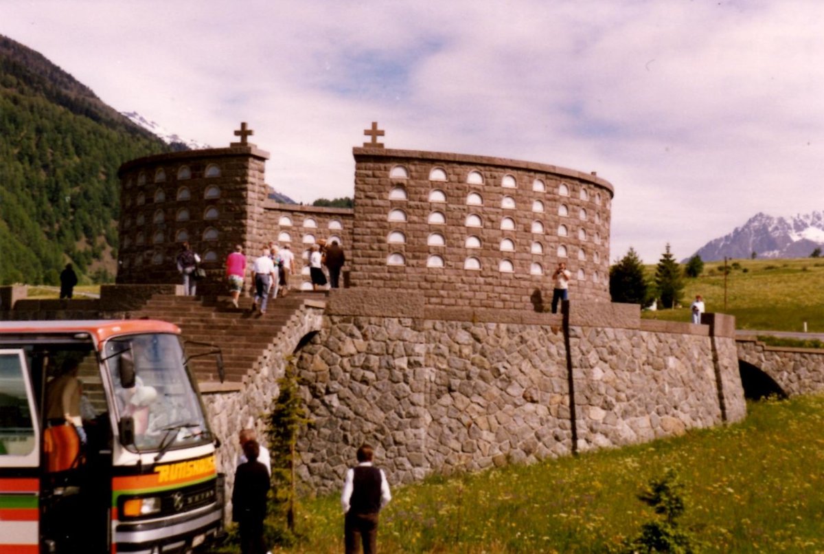 (MD401) - Aus dem Archiv; aus der Schweiz: Rutishauser, M�nchwilen - TG 49'942 - Setra im Jahr 1990 (Teilaufnahme)