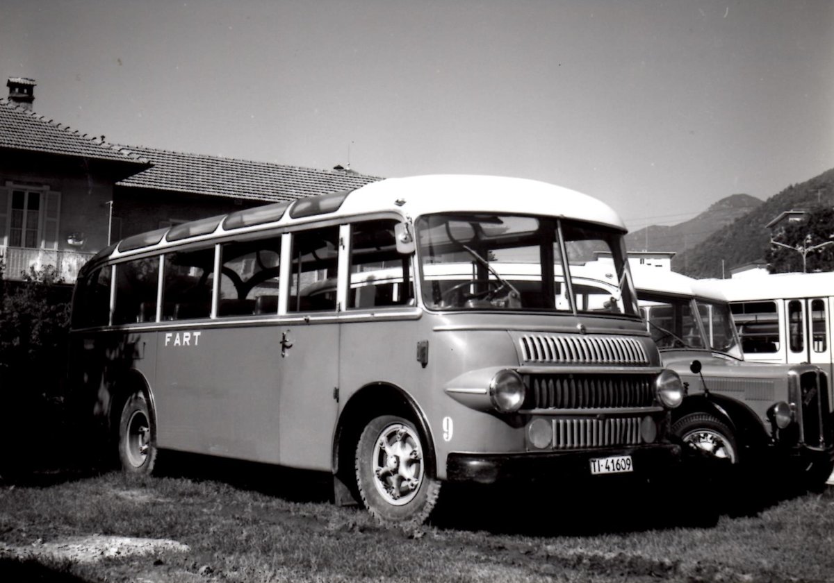 (MD405) - Aus dem Archiv: FART Locarno - Nr. 9/TI 41'609 - Saurer/Bernasconi (ex Rinaldi, Locarno; ex Winterhalder, Z�rich) um 1965 in Locarno