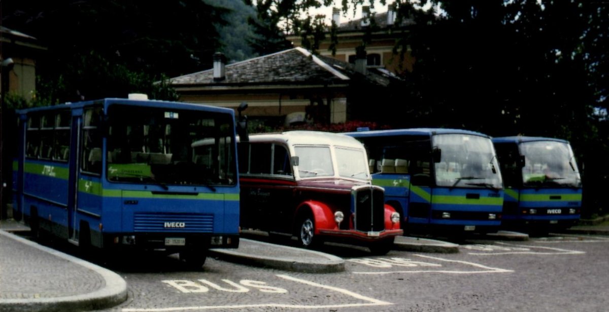(MD464) - Aus dem Archiv: STPS Sondrio - SO 152'018 - Iveco + aus der Schweiz: Biegger, Uster - Nr. 2/GL 1393 - Saurer/Lauber (ex T�l�verbier, Verbier Nr. 2; ex Werkbus; ex Rey, Ayent) um 1995 beim Bahnhof Chiavenna