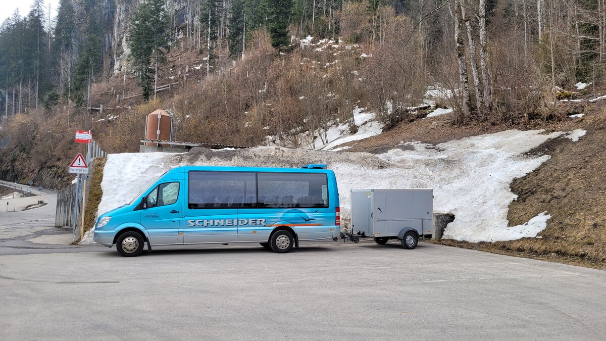 Mercedes-Benz Sprinter, SO 28054, an der Lenk, Talstation Betelberg, Schneider Reisen und Transport AG, Langendorf, Aufgenommen am 19. M�rz 2022. Dies war die letzte Ausfahrt, danach wurde das Fahrzeug ausser Dienst gestellt.