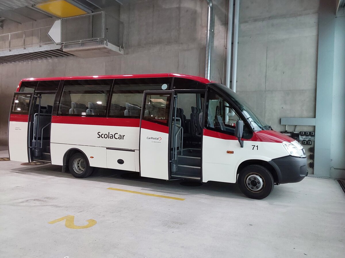 Postauto Wallis - Nr. 71 - VS 415'455/PID 5088 - Iveco - le 22 avril 2023 � Sion, Garage