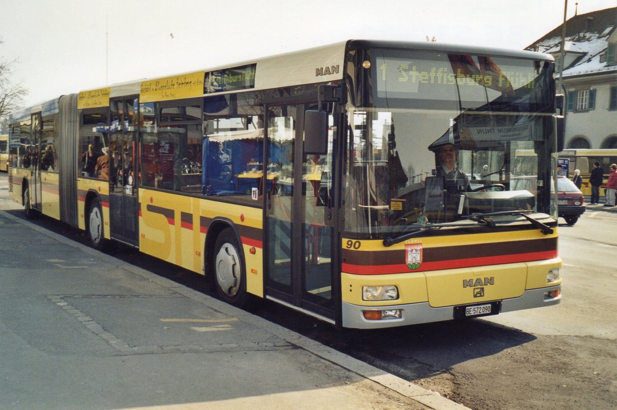 (R 4106) - Aus dem Archiv: STi Thun - Nr. 90/BE 572'090 - MAN am 4. M�rz 2005 beim Bahnhof Thun