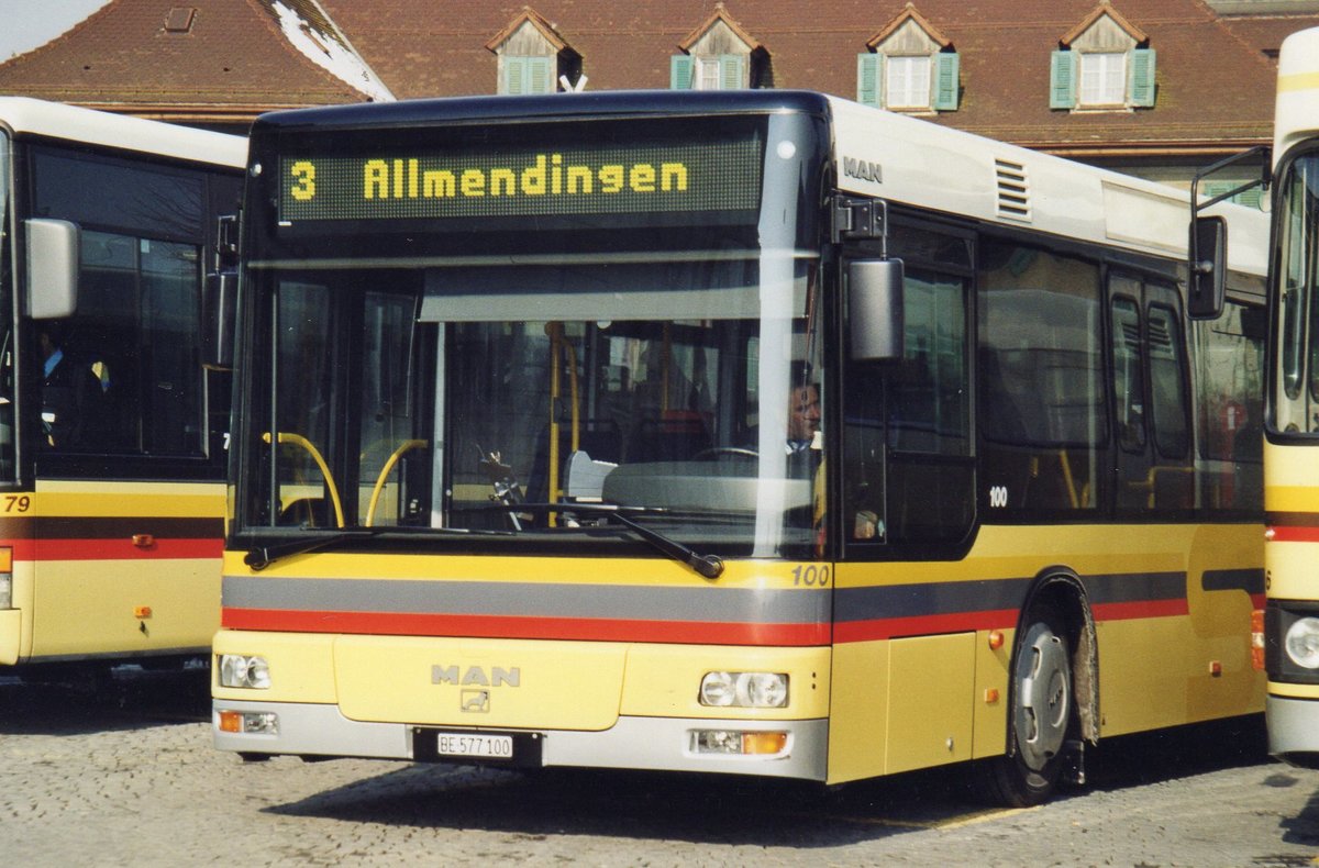 (R 4110) - Aus dem Archiv: STI Thun - Nr. 100/BE 577'100 - MAN am 7. M�rz 2005 beim Bahnhof Thun (Teilaufnahme)