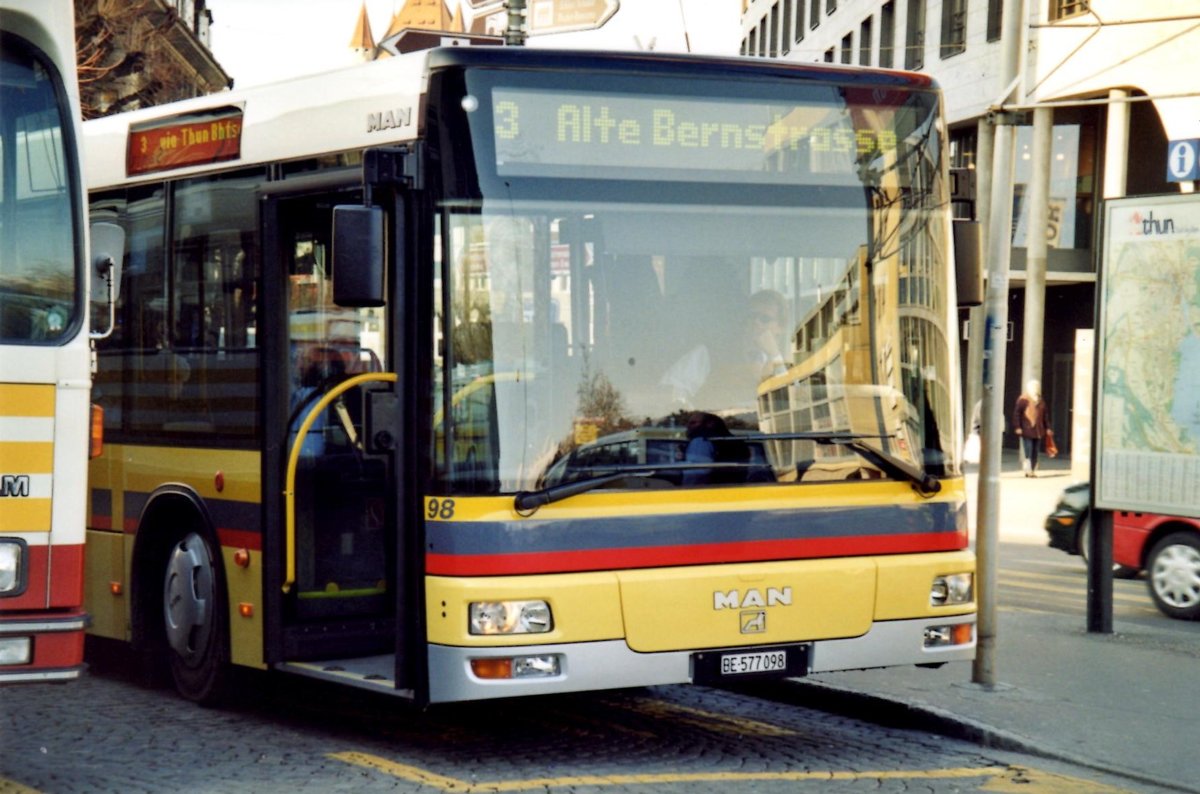 (R 4114) - Aus dem Archiv: STI Thun - Nr. 98/BE 577'098 - MAN am 10. M�rz 2005 beim Bahnhof Thun (Teilaufnahme)
