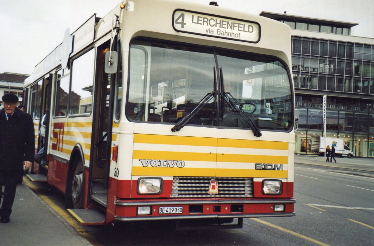 (R 4132) - Aus dem Archiv: STI Thun - Nr. 30/BE 419'030 - Volvo/R&J (ex SAT Thun Nr. 30) am 12. M�rz 2005 beim Bahnhof Thun