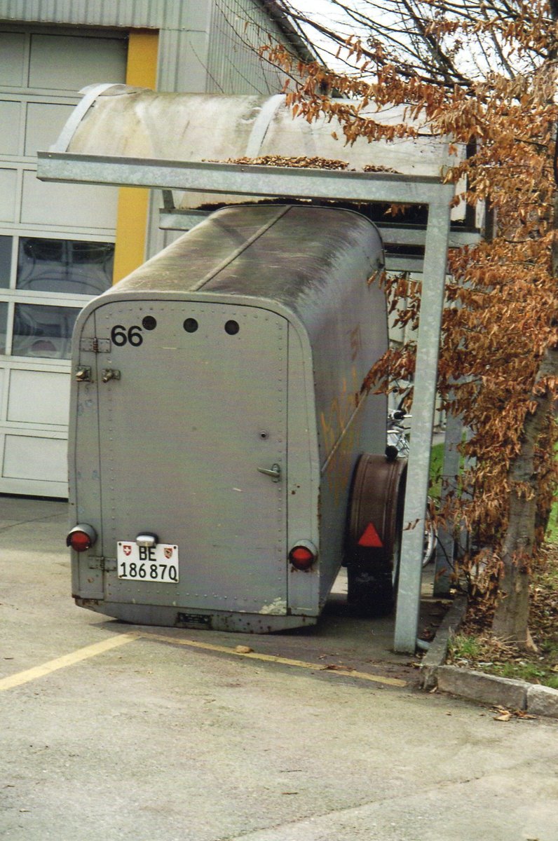 (R 4205) - Aus dem Archiv: STI Thun - Nr. 66/BE 186'870 - Moser Gep�ckanh�nger am 26. M�rz 2005 in Thun, Garage