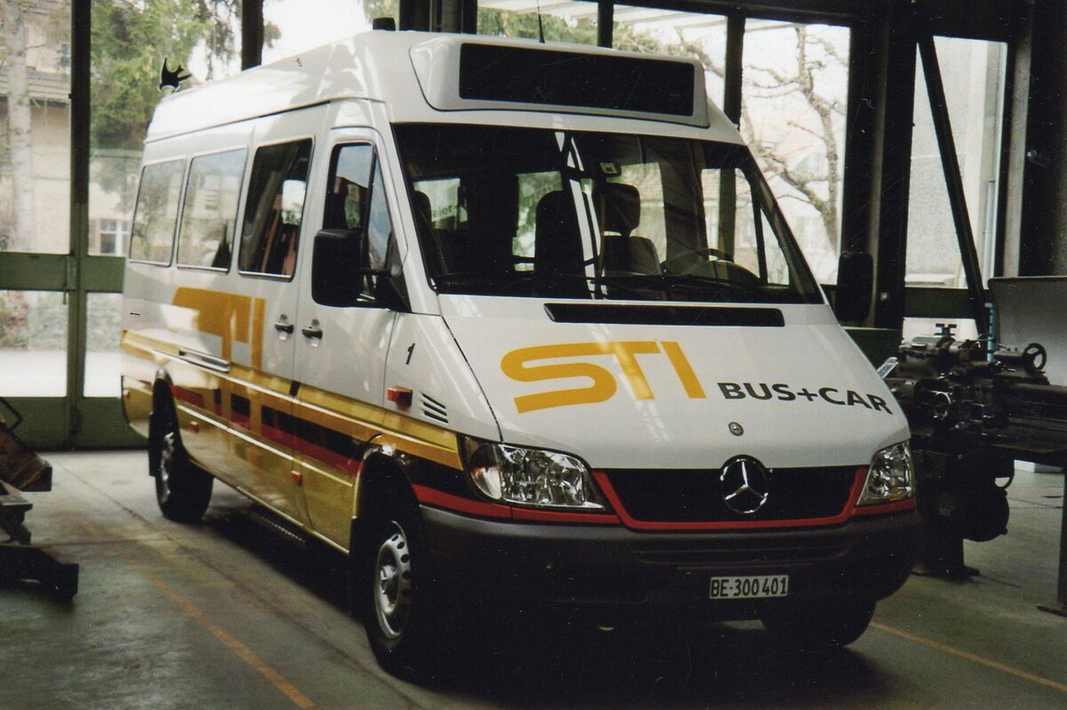 (R 4210) - Aus dem Archiv: STI Thun - Nr. 1/BE 300'401 - Mercedes am 29. M�rz 2005 in Thun, Garage