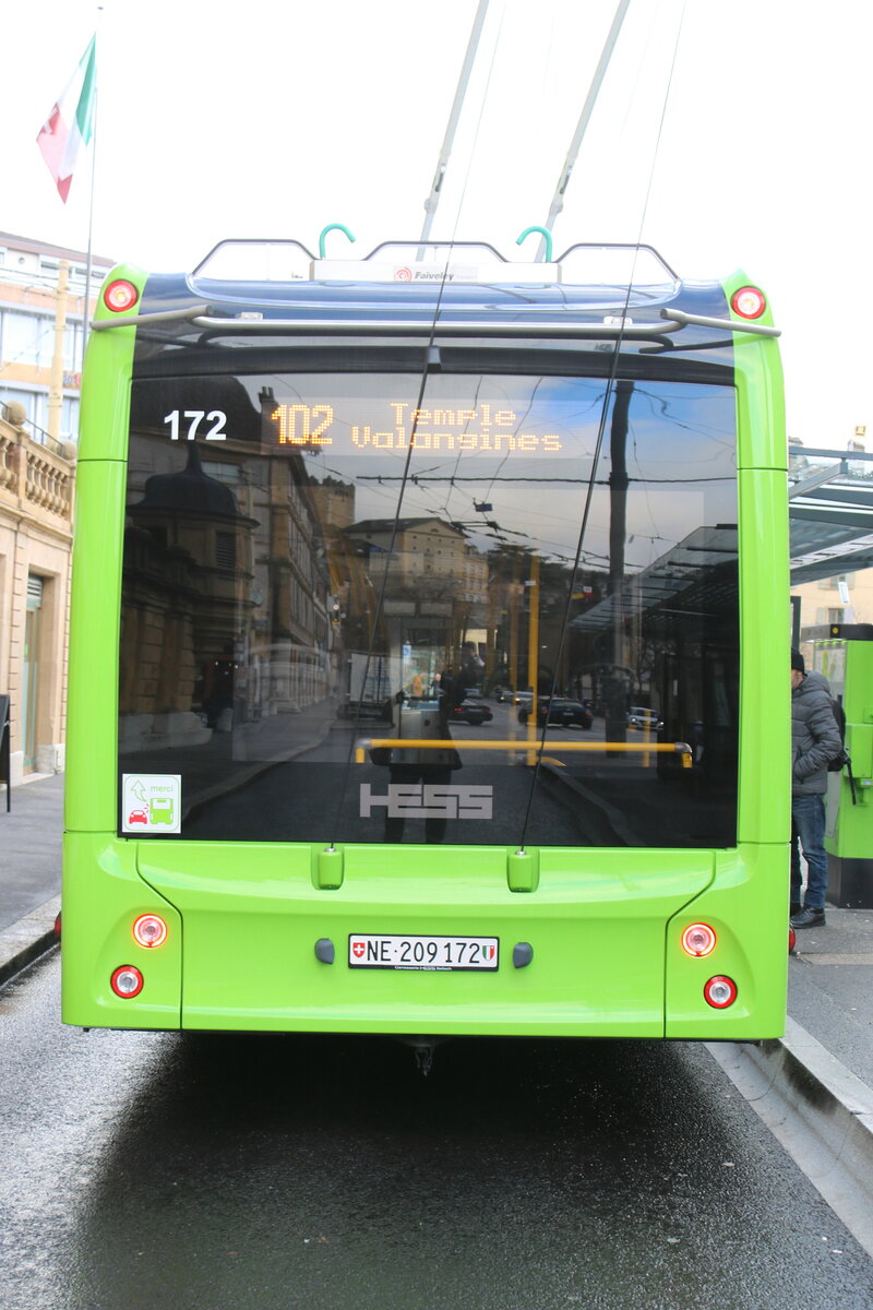 transN, La Chaux-de-Fonds - Nr. 172/NE 209'172 - Hess/Hess Gelenktrolleybus am 14. Dezember 2023 in Neuch�tel, Place Pury (Aufnahme: Martin Beyer)