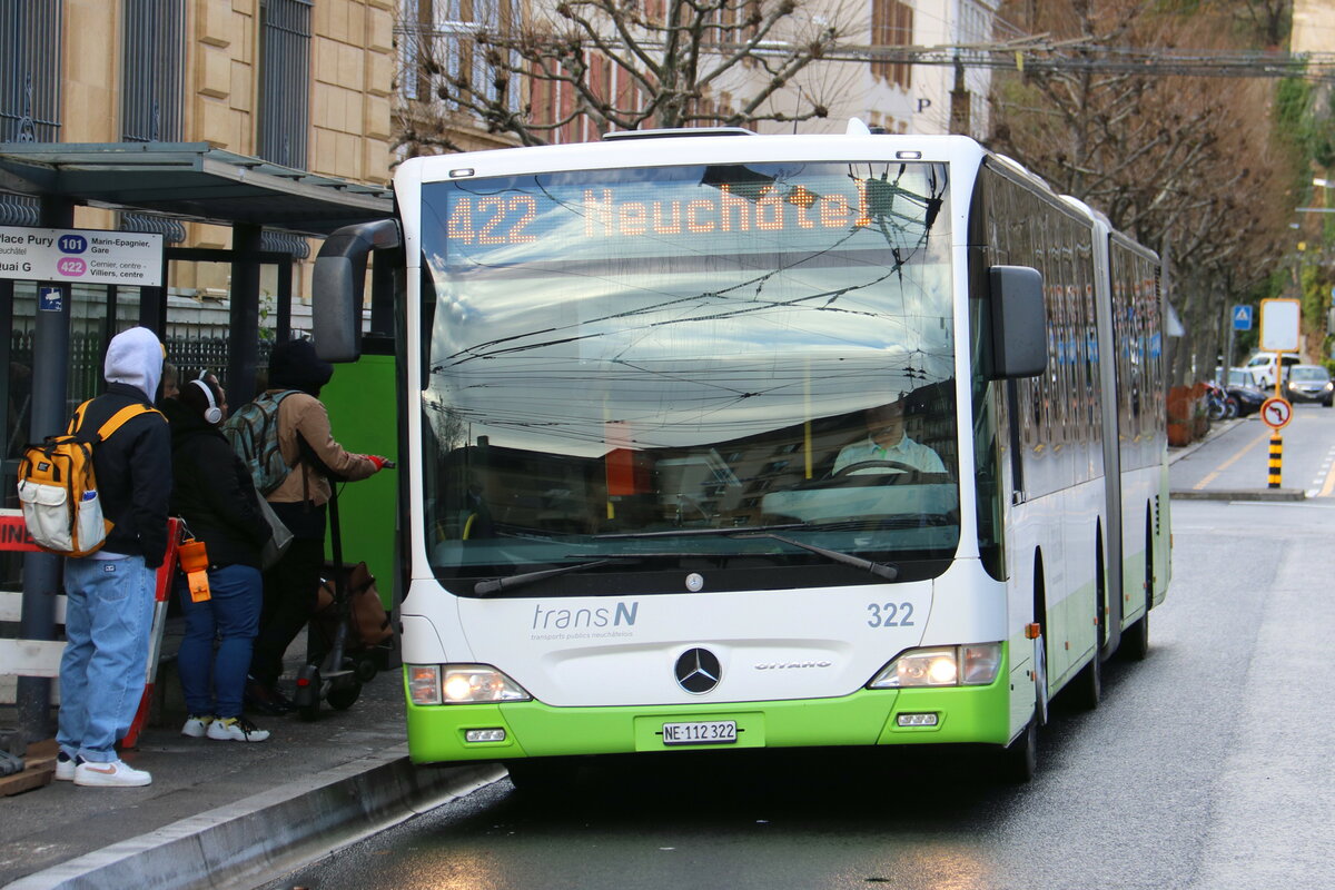 transN, La Chaux-de-Fonds - Nr. 322/NE 112'322 - Mercedes am 14. Dezember 2023 in Neuch�tel, Place Pury (Aufnahme: Martin Beyer)