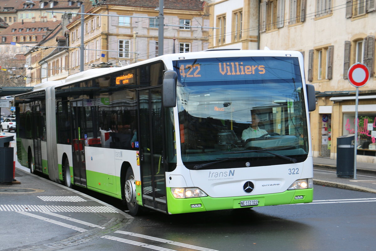 transN, La Chaux-de-Fonds - Nr. 322/NE 112'322 - Mercedes am 14. Dezember 2023 in Neuch�tel, Place Pury (Aufnahme: Martin Beyer)