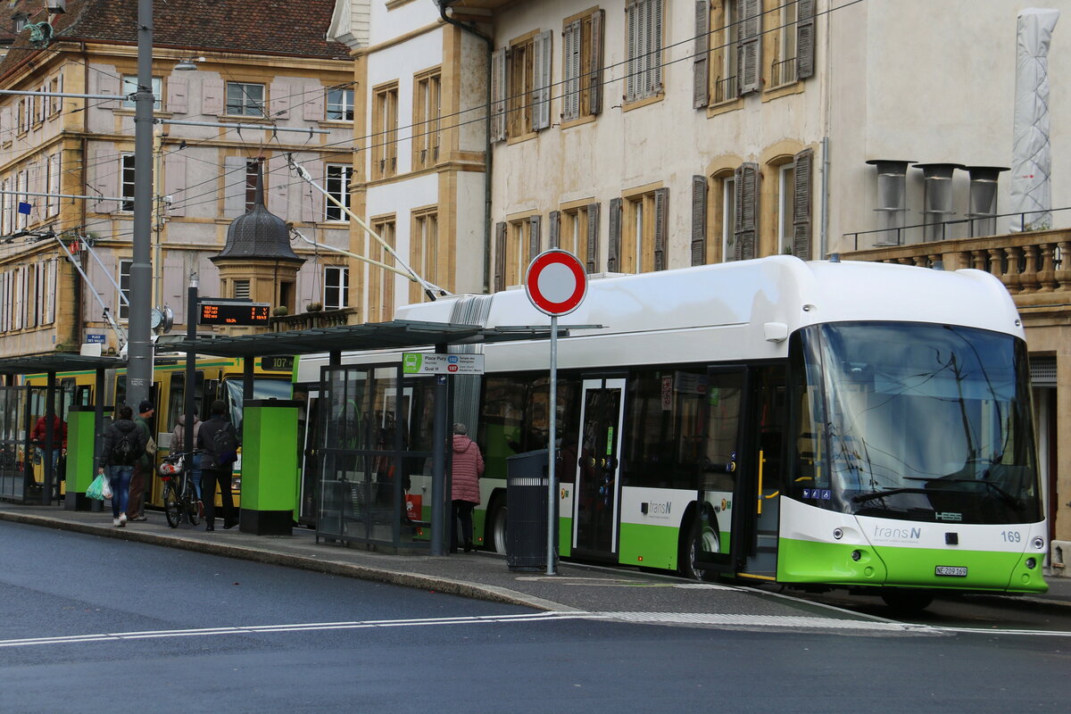 transN, La Chaux-de-Fonds - Nr. 169/NE 209'169 - Hess/Hess Gelenktrolleybus am 14. Dezember 2023 in Neuch�tel, Place Pury (Aufnahme: Martin Beyer)