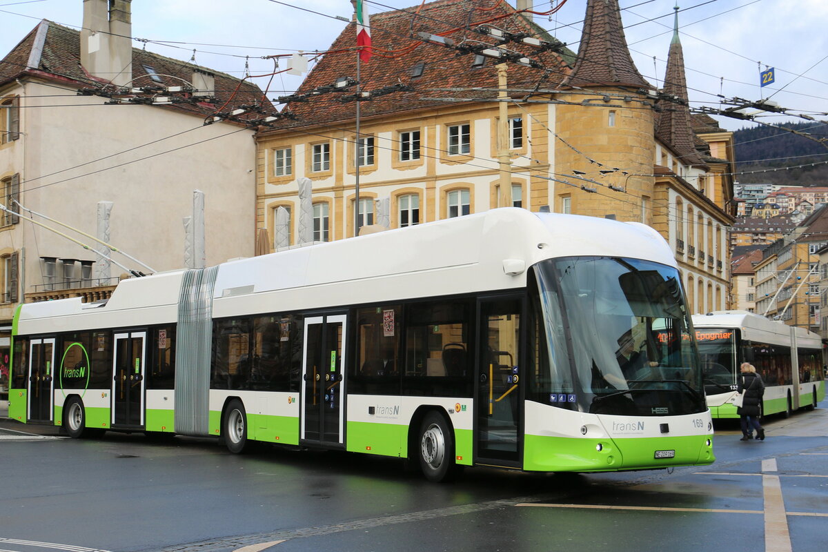 transN, La Chaux-de-Fonds - Nr. 169/NE 209'169 - Hess/Hess Gelenktrolleybus am 14. Dezember 2023 in Neuch�tel, Place Pury (Aufnahme: Martin Beyer)
