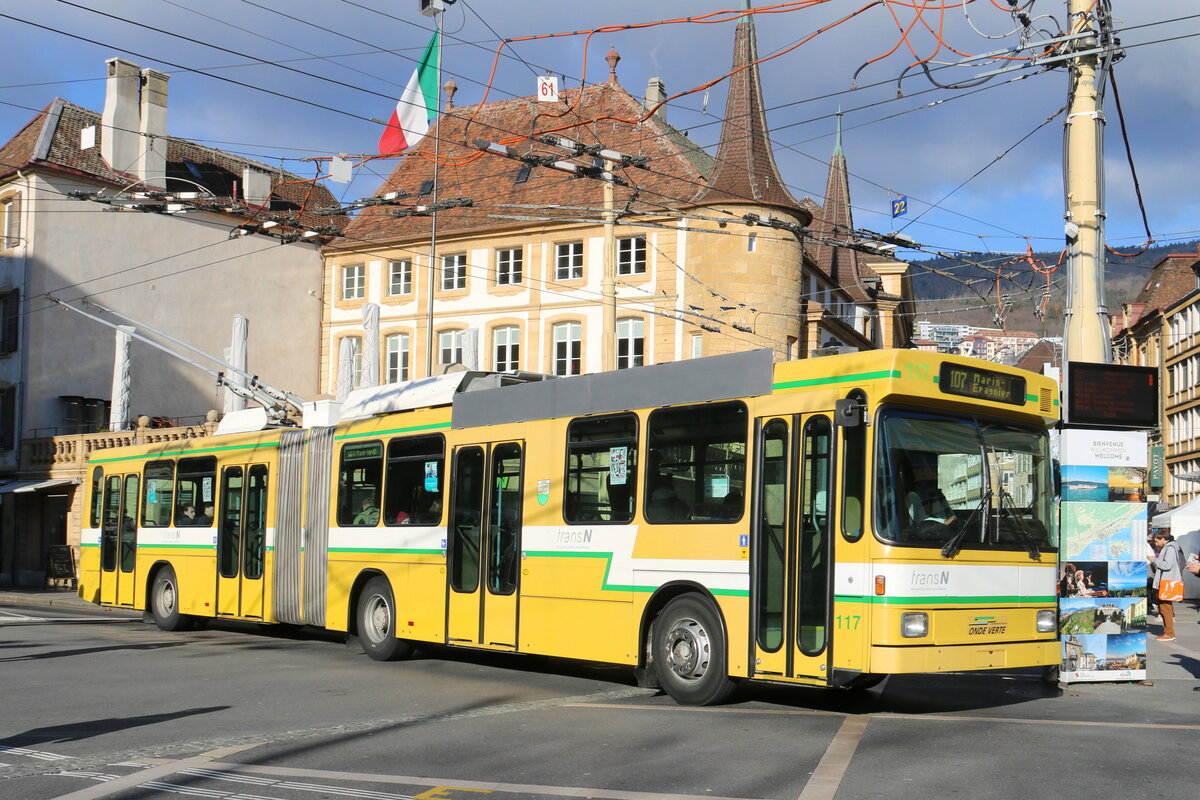 transN, La Chaux-de-Fonds - Nr. 117 - NAW/Hess Gelenktrolleybus (ex TN Neuch�tel Nr. 117) am 15. Dezember 2023 in Neuch�tel, Place Pury (Aufnahme: Martin Beyer)
