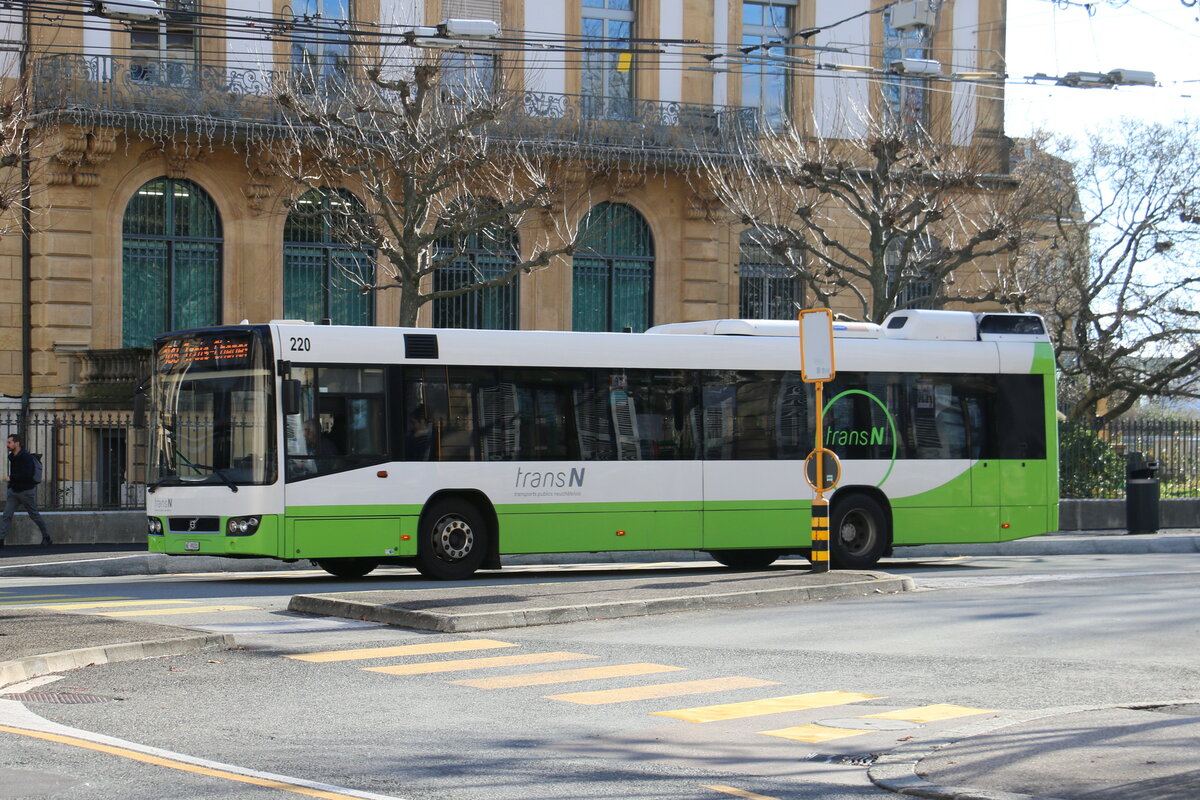 transN, La Chaux-de-Fonds - Nr. 220/NE 99'220 - Volvo (ex TN Neuch�tel Nr. 220) am 15. Dezember 2023 in Neuch�tel, Place Pury (Aufnahme: Martin Beyer)
