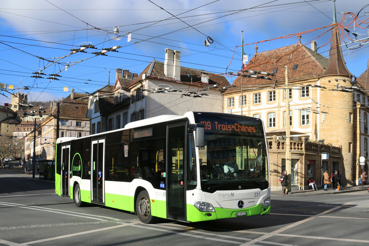 transN, La Chaux-de-Fonds - Nr. 231/NE 195'231 - Mercedes am 15. Dezember 2023 in Neuch�tel, Place Pury (Aufnahme: Martin Beyer)