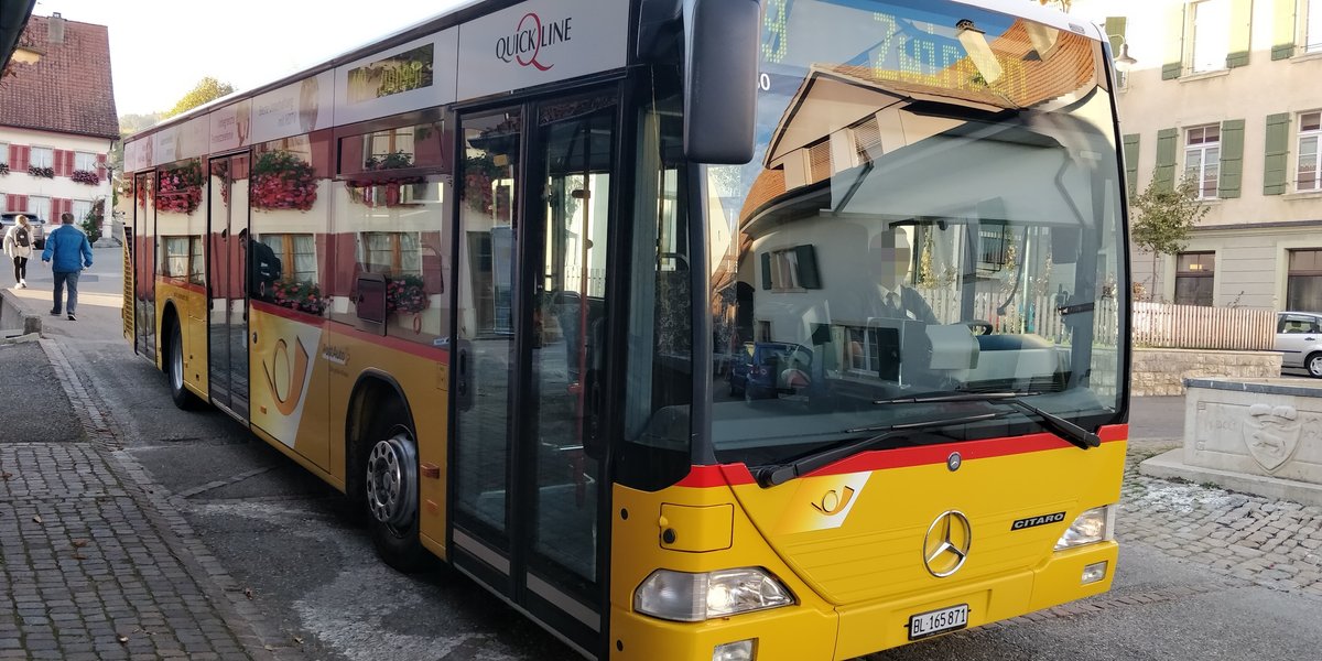 Yougtimer gesichtet! Hier zusehen ist der �lteste Bus der Regie Laufen/Nunningen. Dieser Mercedes O530 3T�rer ist hier auf dem Bild in Blauen grade am Los fahren. Er ist mit seinen baldigen 16 Jahren �berdurchschnittlich alt aber er hat nur 890000 Kilometer und f�hrt da er gut gewartet ist sehr gut. Blauen Dorfplatz|Mercedes O530 2003