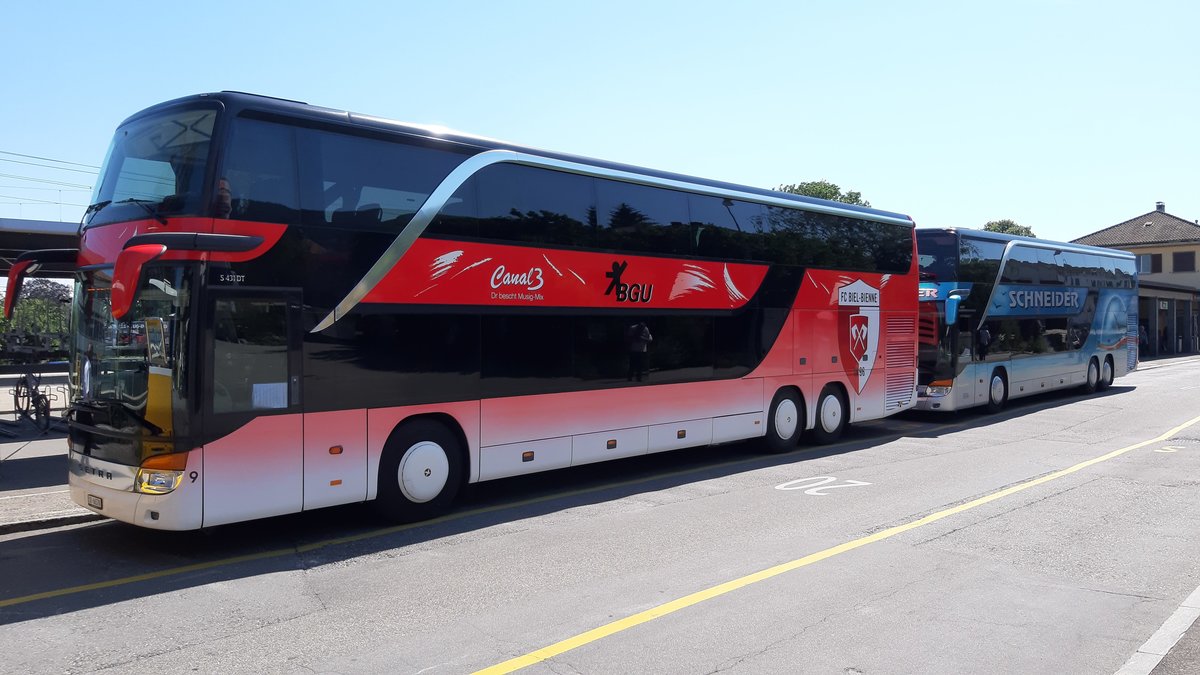 zwei Setra S 431 DT beim beim Bahnhof Grenchen S�d, im Einsatz als Bahnersatz zwischen Grenchen S�d und Solothurn Hauptbahnhof. Busbetrieb Grenchen und Umgebung BGU, SO 66578 und Schneider Reisen und Transport AG, Langendorf, SO 20660, Aufgenommen am 24. Juni 2020