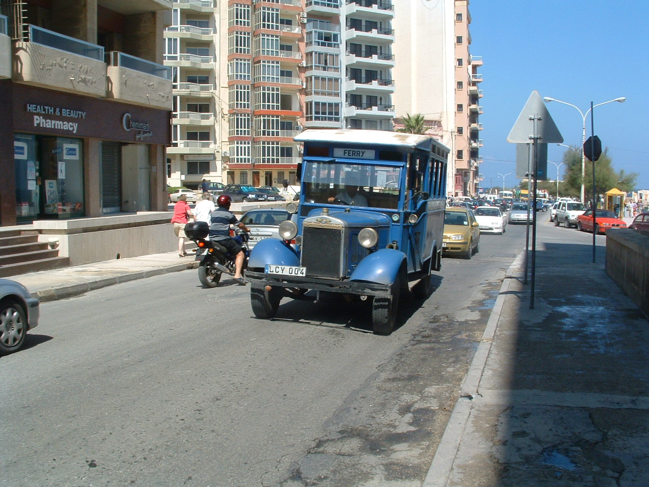 LCY 004
1929 Morris Commercial
Brincat (1991) B17R
Former registrations 3295 & Y-0927
Tower Road, Sliema, Malta 20th September 2003