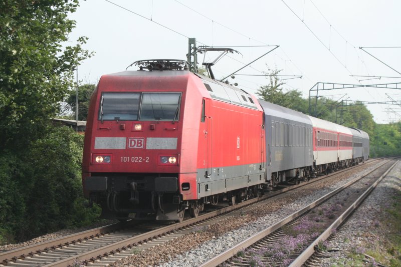 101 022 ist am 6.9.2006 mit ihrem CNL 472 auf dem Weg nach Basel. (Ebringen, Bahnsteigbild)