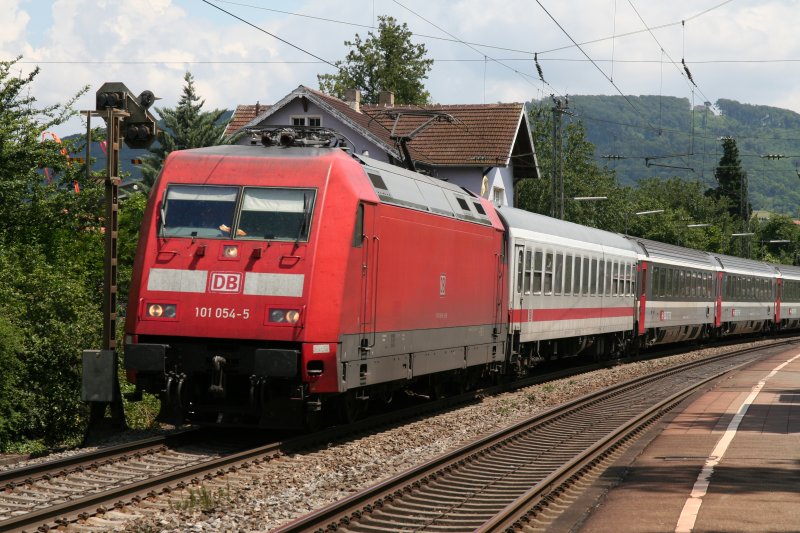 101 054 kam am 21.6.2009 mit EC 7 durch Schallstadt.