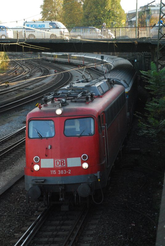 115 383 mit FbZ 37510 am 20.10.2008 in Offenburg. Die SBB-Wagen wurden als ICE-T-Ersatzwagen von Zrich-Herdern nach Frankfurt Hbf berfhrt.