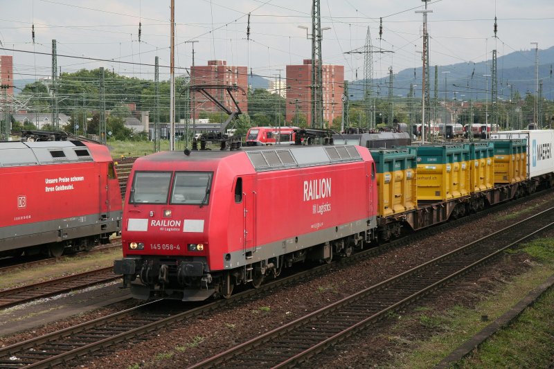 145 058 fährt mit ihrem Güterzug am 21.8.2009 durch Basel Bad Bf richtung Norden.