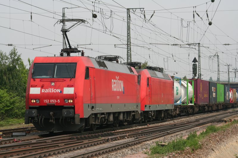 152 053 fuhr am 13.5.09 zusammen mit der Schlepplok 145 047 und einem Gz durch Mllheim richtung Basel. (Bild von der Strae gemacht)