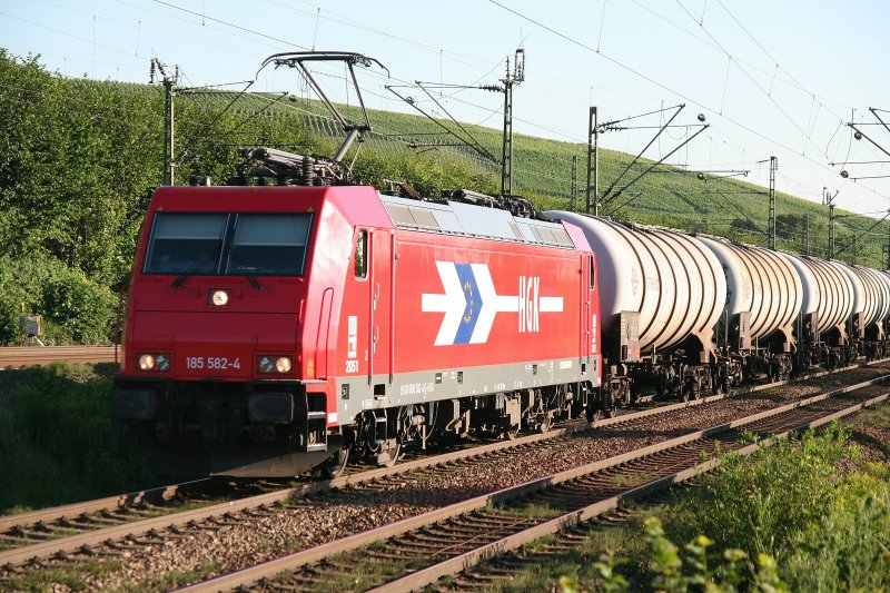 185 582 HGK kommt am 16.7.09 mit ihrem KeWa-Zug durch Leutersberg.