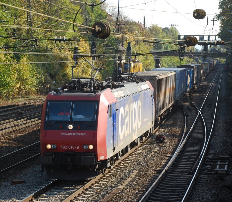 482 010 mit DGS 43090 am 24.10.2008 in Offenburg.