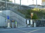 (240'065) - PostAuto/TPF-Haltestelle am 11. September 2022 beim Bahnhof G�mmenen